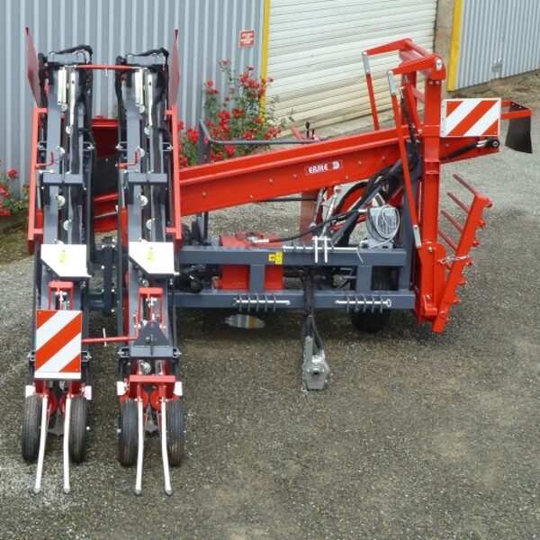 2 vagu ķiploku novākšanas kombains, kas griež lapas