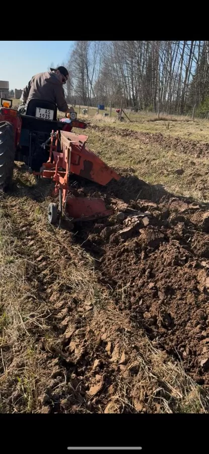 Aršanas darbi laukā, kur augs ķiploki 2025/26.gada sezonā